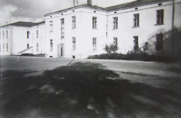 Fotografia budynku szkoły z lat 90-tych