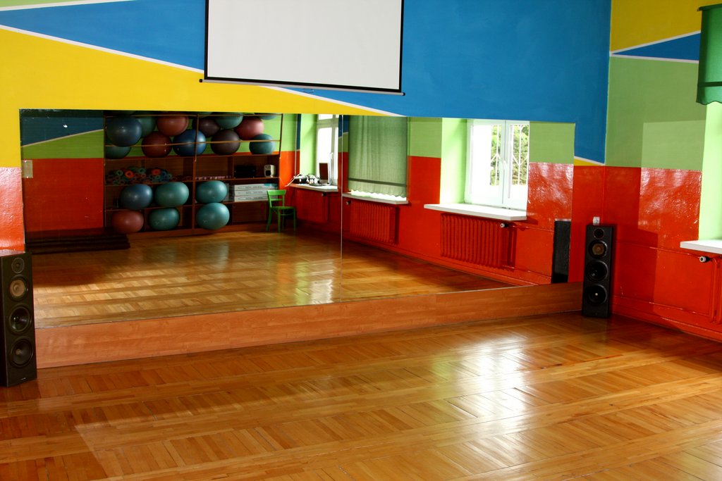 Fotografia sali do aerobiku - ściana z lustrem