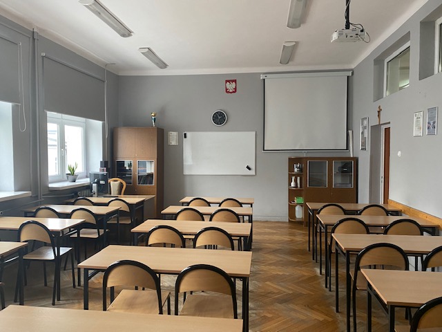 Fotografia sali lekcyjnej - ustawione ławki, pomoce dydaktyczne, ozdoby.